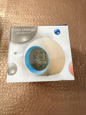 NWT Color Change Digital Alarm Clock in Blue and White Glowing LED